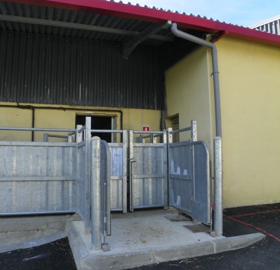 EXTENSION ET REAMENAGEMENT DE L'ABATTOIR DE CHARLIEU (42)