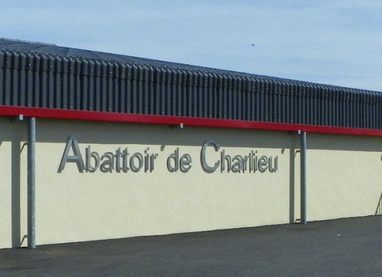 EXTENSION ET REAMENAGEMENT DE L'ABATTOIR DE CHARLIEU (42)